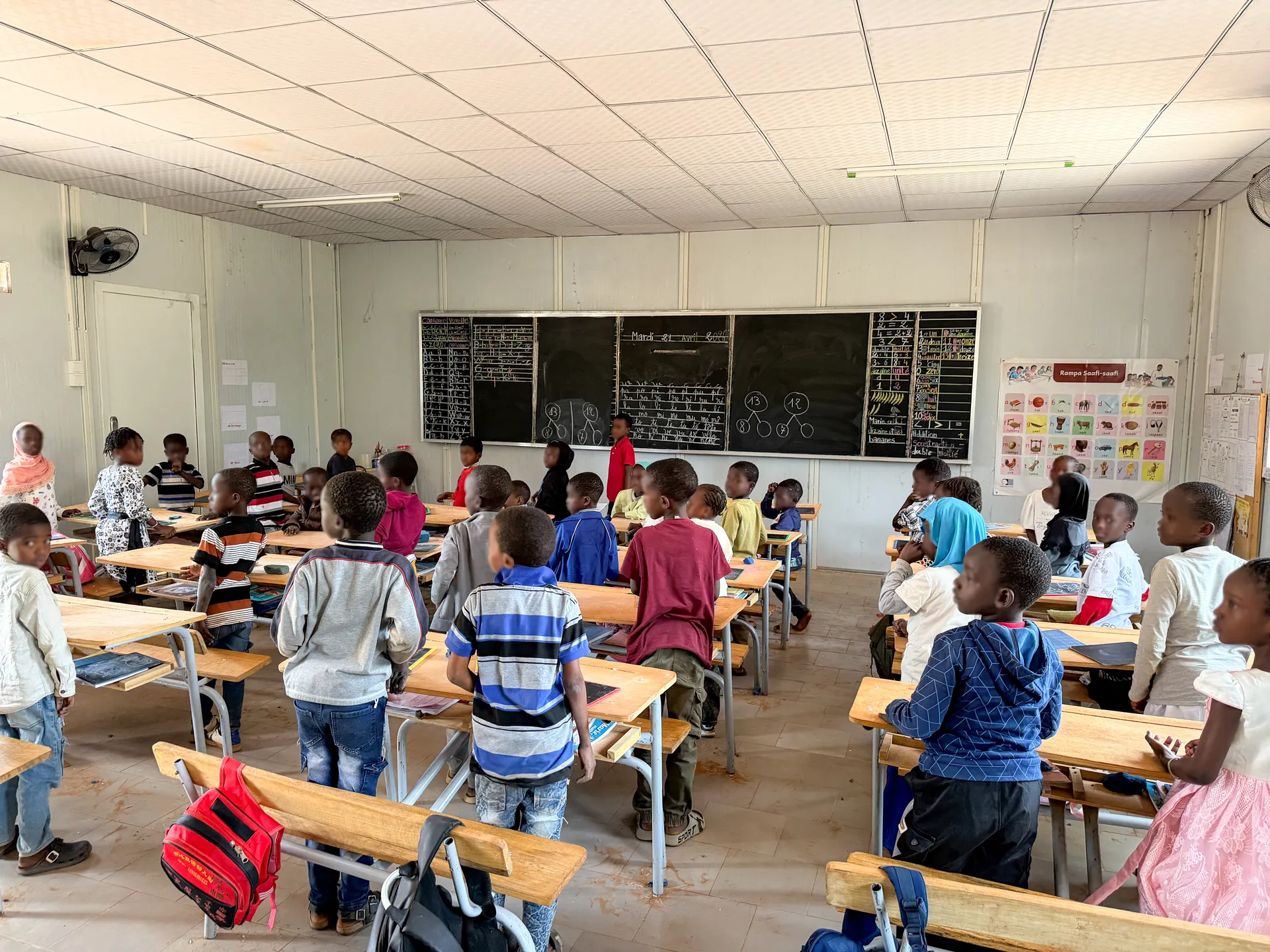 Eleves en cours dans une salle de classe
