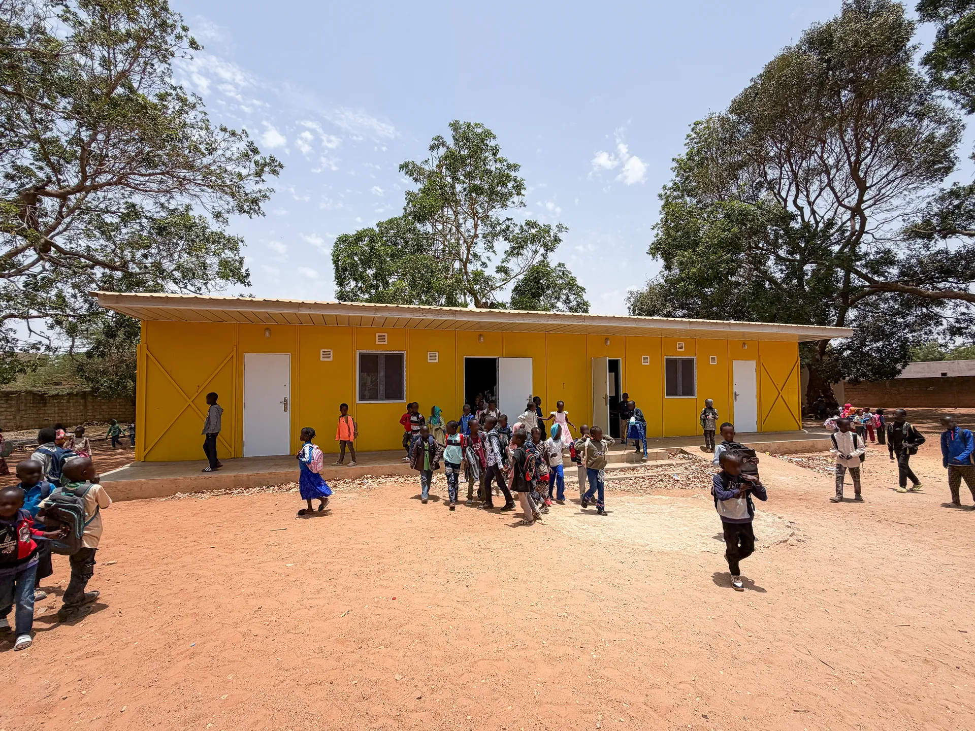 Ecole construite par DIASS Industries avec eleves
