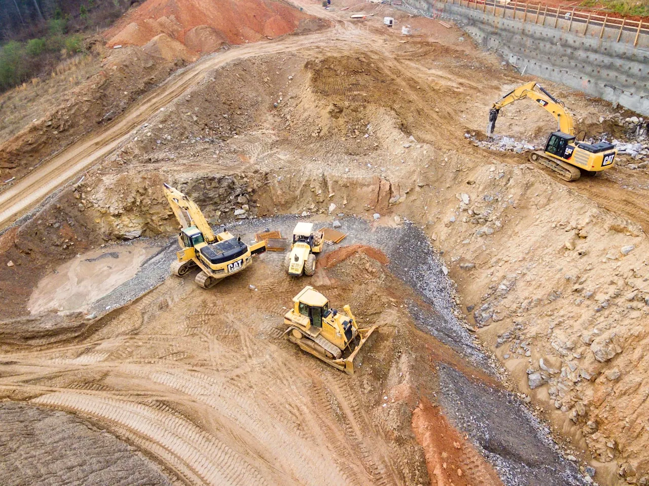 Vue aérienne de chantier avec engins de terrassement