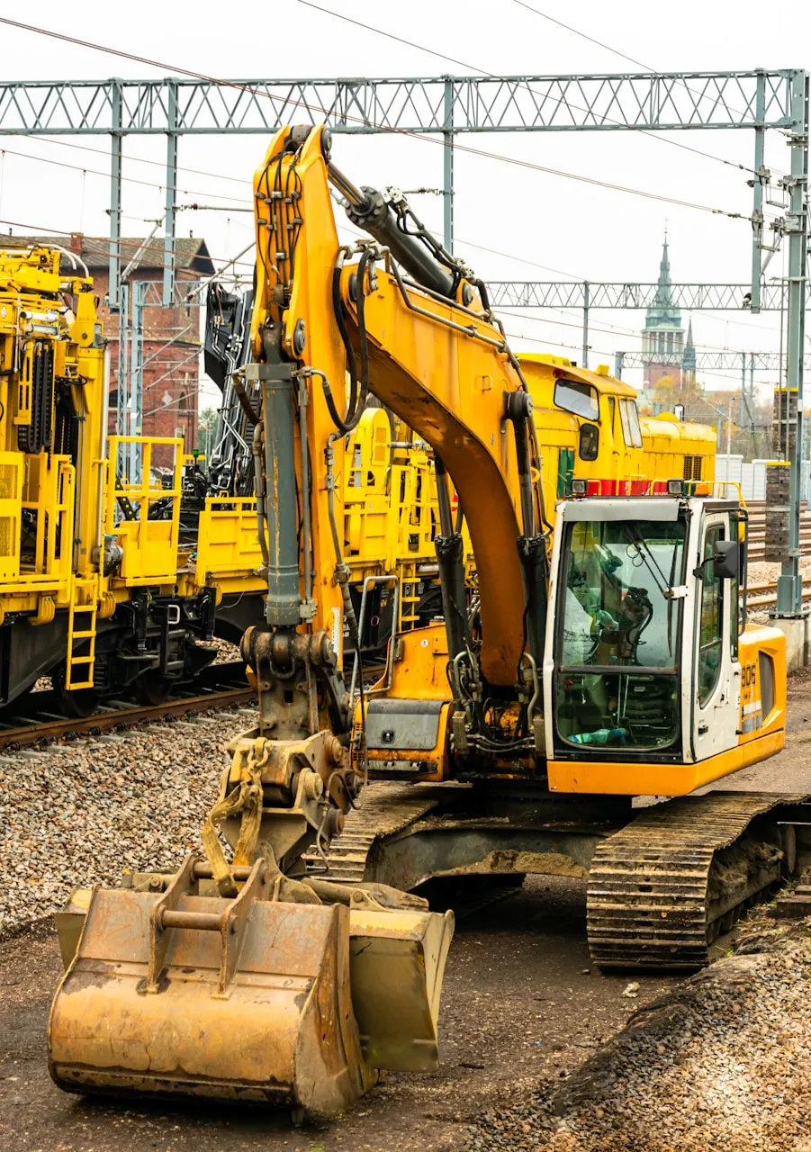Pelleteuse sur chantier ferroviaire